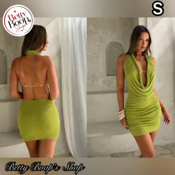 Vestido verde lima con espalda abierta y escote profundo con detalle de soga