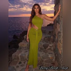 Vestido verde oliva con adorno plateado