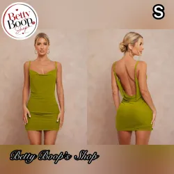 Vestido verde oliva escotado en la espalda con detalles de cadenas