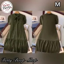 Vestido verde oscuro con perlas y lazo