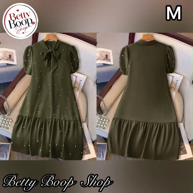 Vestido verde oscuro con perlas y lazo