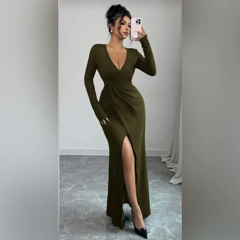 Vestido verde militar con abertura en muslo y escote delantero