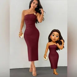 Vestido rojo vino con broche dorado en la manga 