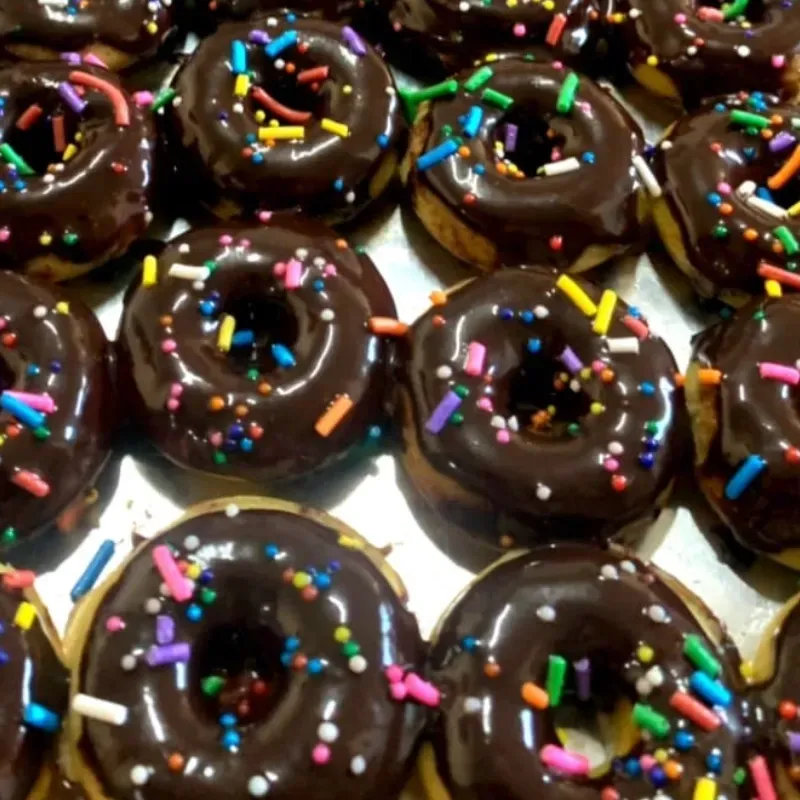 Donas cubiertas de chocolates 
