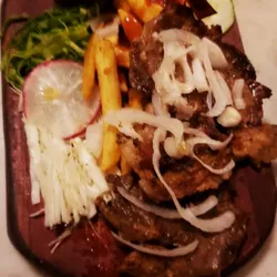 Bistec con papas y vegetales