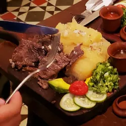 Bistec yuca con mojo y vegetales 