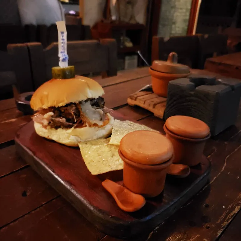 Bocadito de carne de cerdo especial con verduras y otros agregados