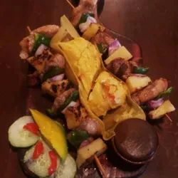 Brochetas especiales con tamales y vegetales