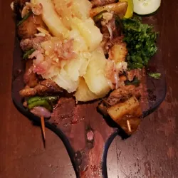 Brochetas especiales con yuca y vegetales 