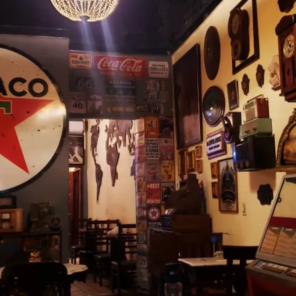 Café-Bar con un amplio enfoque en la cultura. Excelente espacio para disfrutar de exquisitas especialidades de café, cocteles y tragos.