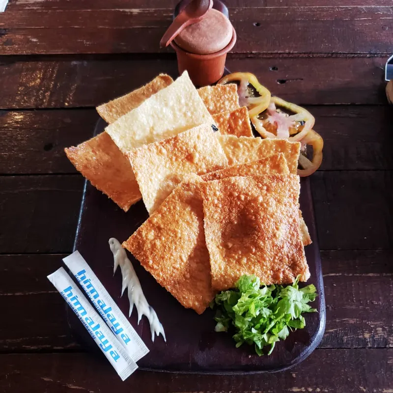 Galletas de yuca con vegetales y salsa al gusto