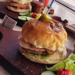 Hamburguesa con bacon y queso gouda