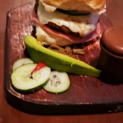 Hamburguesa con jamón y queso gouda