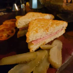 Sandwich especial de jamón, queso gouda y verduras 
