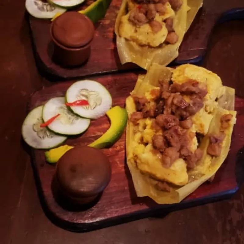 Yucas con empellas de cerdo y verduras 