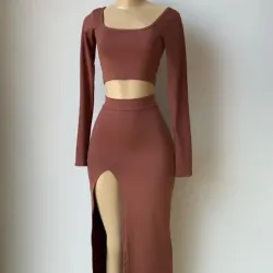 Falda abierta y suéter 