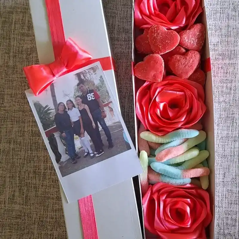 Caja con 3 rosas eternas, gomitas y foto