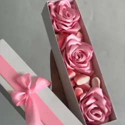 Caja con 3 rosas eternas y gomitas