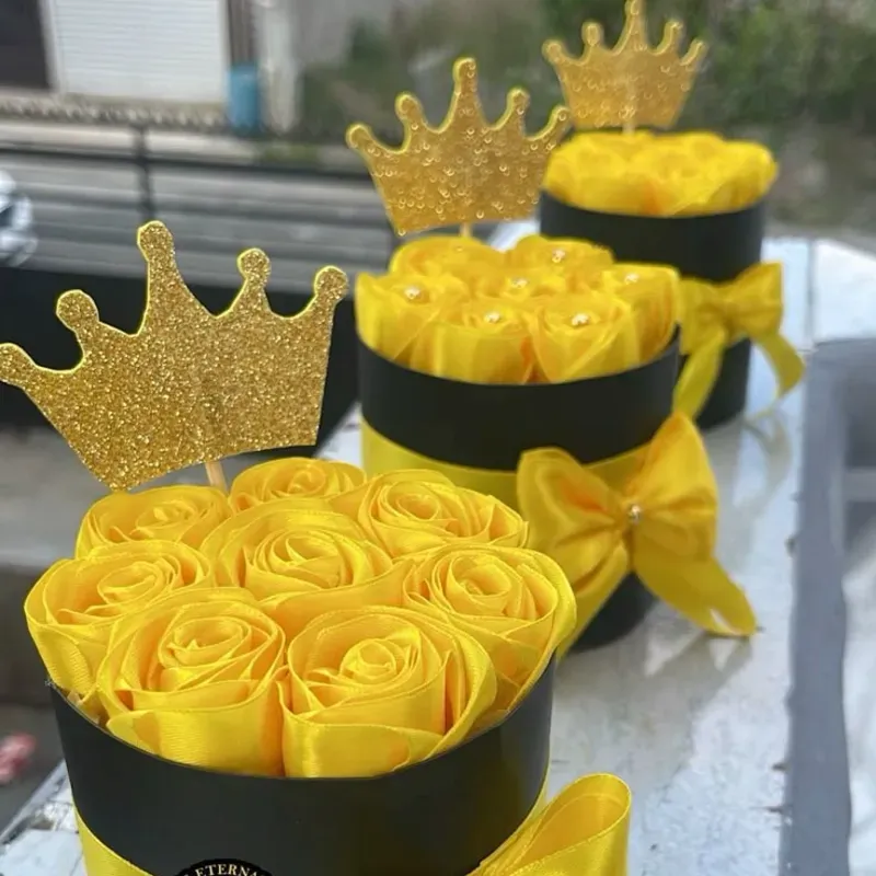 Caja con 8 rosas eternas y Topper de corona 