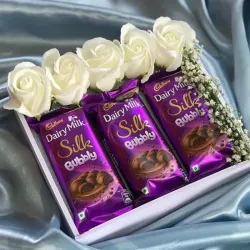 Caja con chocolates y rosas eternas 