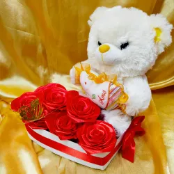 Caja de corazón con 8 rosas eternas y peluche 