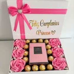 Caja de regalo con 6 rosas eternas, perfume y bombones 