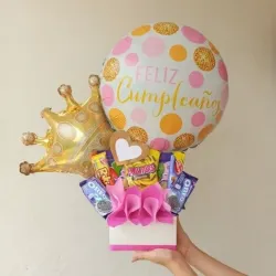 Caja de regalo con globos y confituras