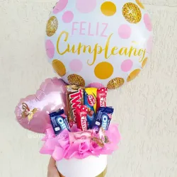 Caja de regalo con globos y confituras