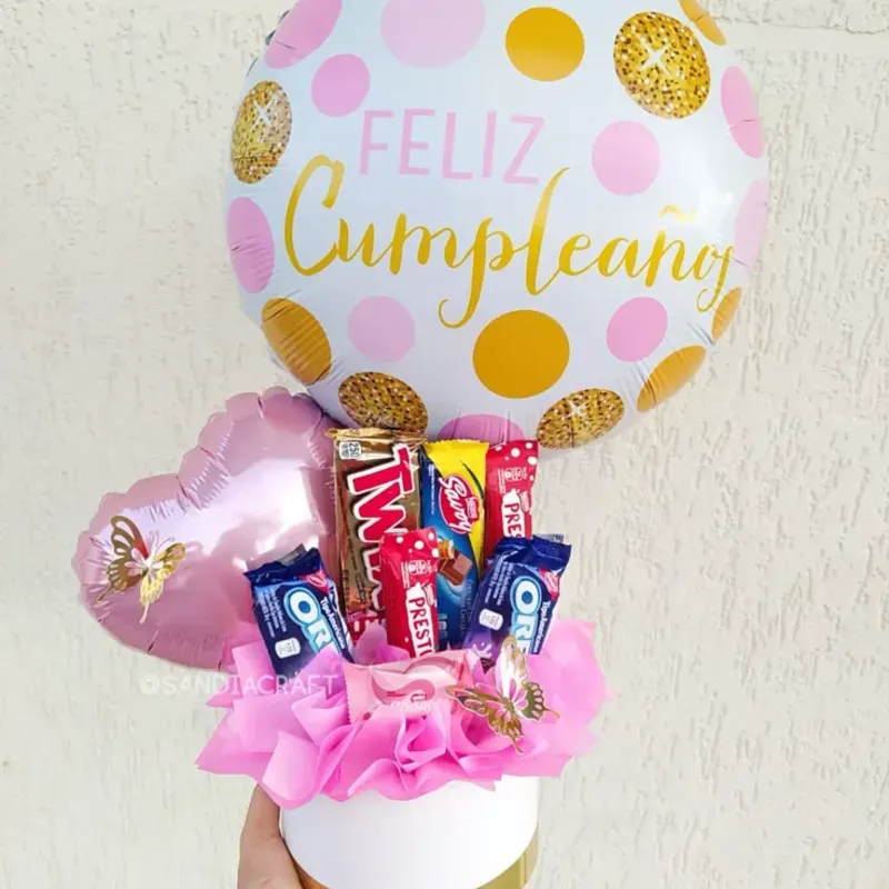 Caja de regalo con globos y confituras