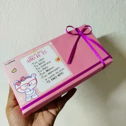 Cajas de colores con decoración y relleno