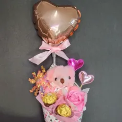 Cómo con globo, osito y bombones