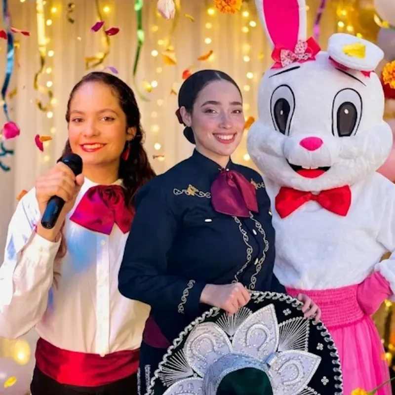 Duo de mariachis+ un personaje