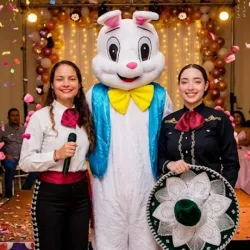 Duo de mariachis+ un personaje