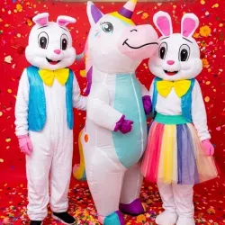 Entrega con dos personajes