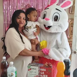 Entrega especial con la conejita Tita y el conejo Tito 