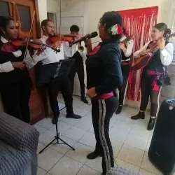 Entrega sorpresa con 6 mariachis
