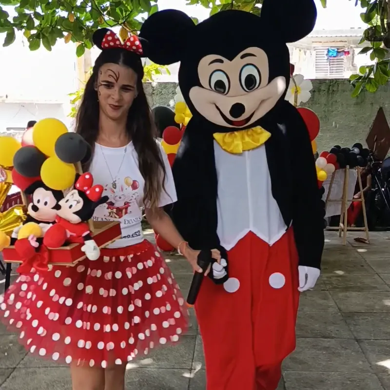 Entrega sorpresa con Mickey Mouse en animación con Minnie mouse