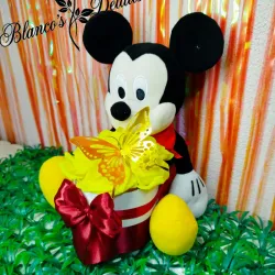 Mickey mouse con caja de rosas eternas 