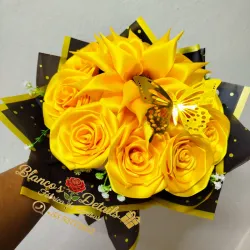 Ramo de 10 rosas con un girasol