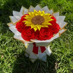 Ramo de 10 rosas con un girasol