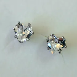 Arete de circonia en forma de corazón 