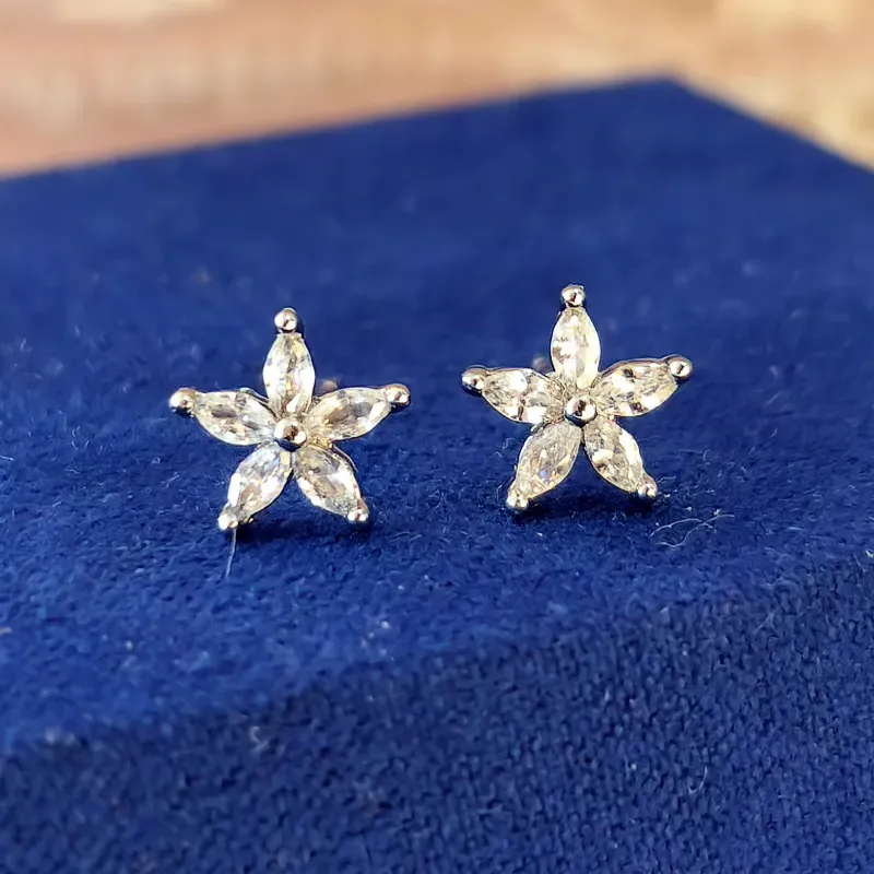 Arete flor de circonias 