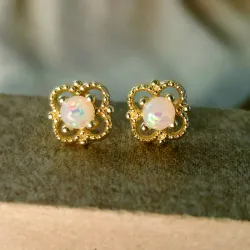 Aretes dorados con ópalo 