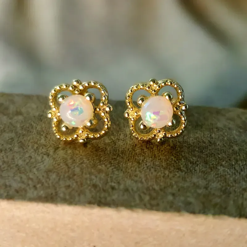 Aretes dorados con ópalo 