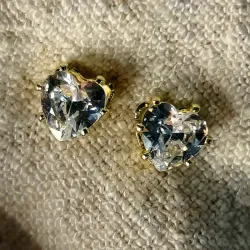 Aretes dorados de circonia en forma de corazón 