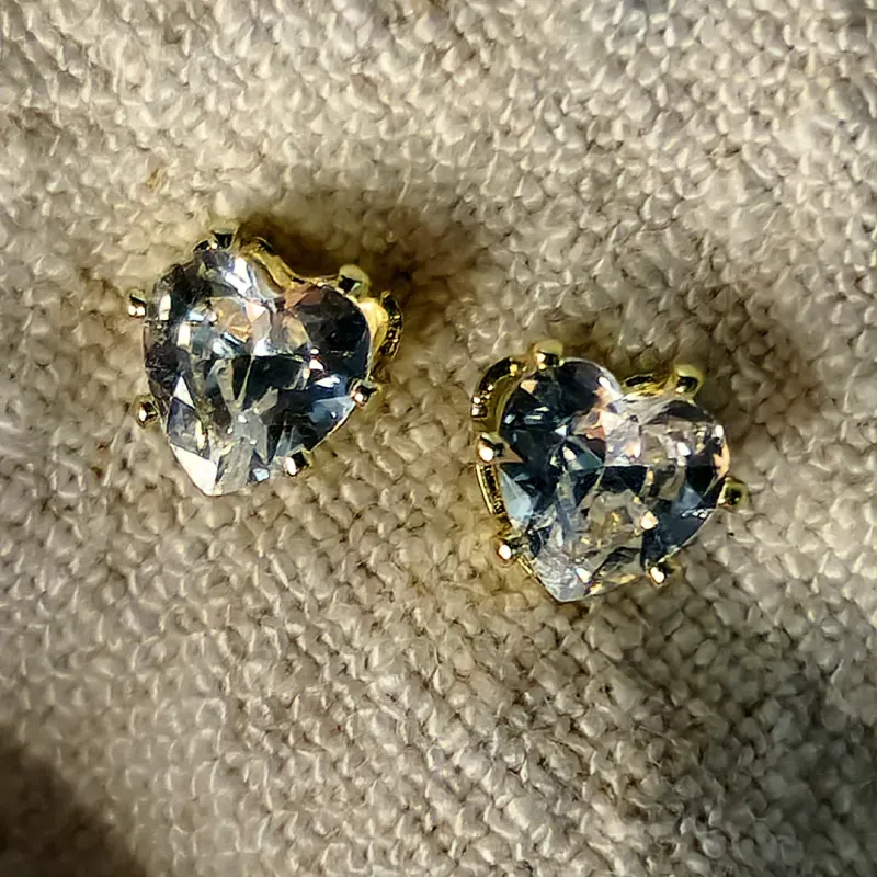 Aretes dorados de circonia en forma de corazón 