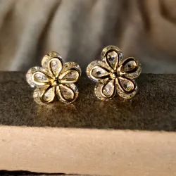 Aretes dorados flor de tres niveles 