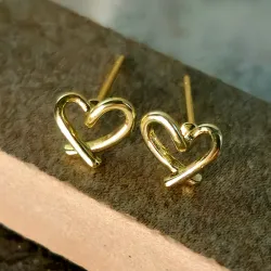 Aretes dorados lazo de corazón