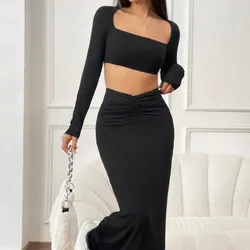 Conjunto negro de saya y blusa de mangas largas