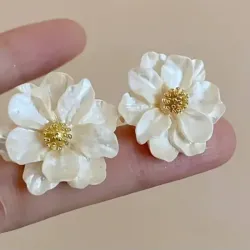 PENDIENTES FLORALES BLANCOS